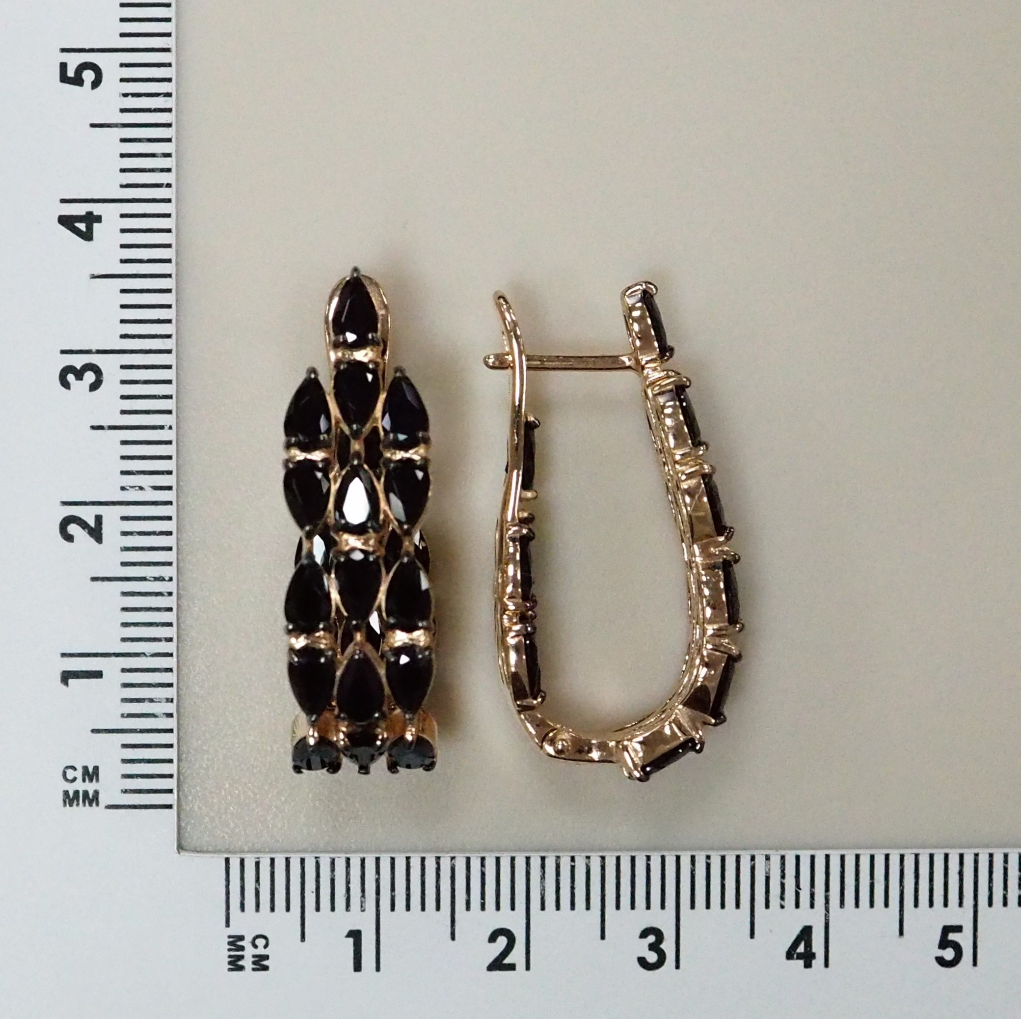 Серебряные серьги со шпинелью